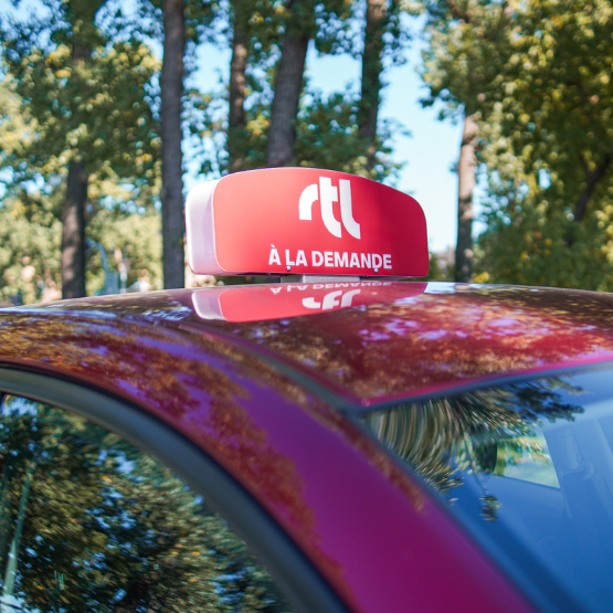 Véhicule du RTL à la demande, équipé d’un signal lumineux sur le toit