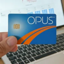 Carte OPUS devant un écran d'ordinateur