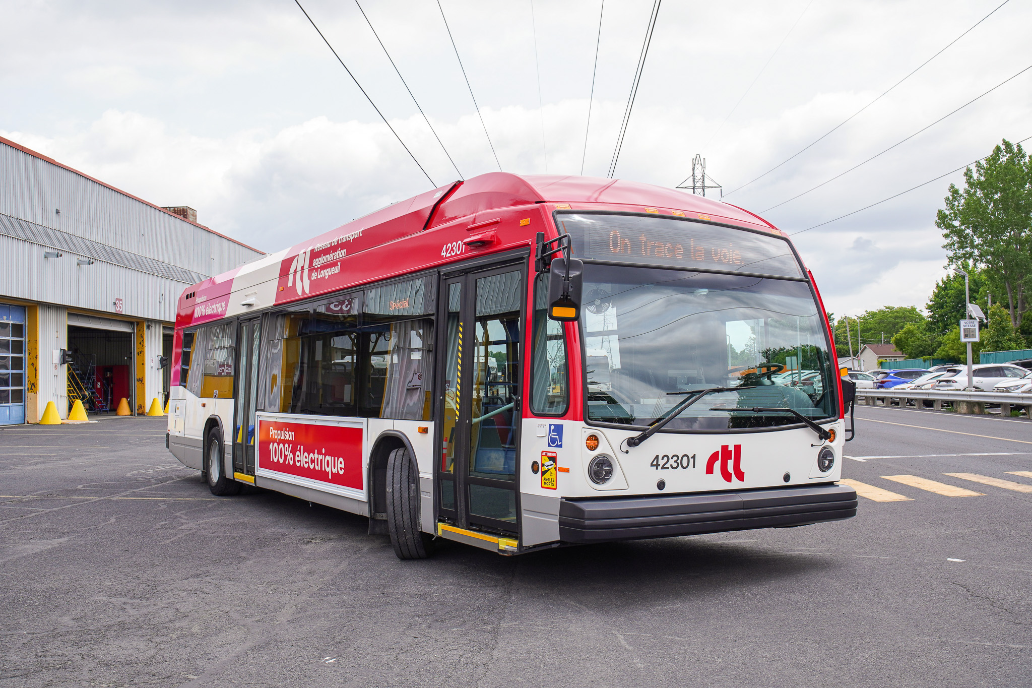 Autobus du RTL déployant la rampe d’accès